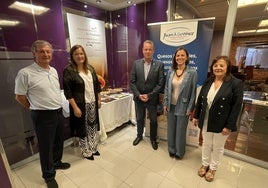 El presidente de la Quesería Juan Martínez; la directora general de Agricultura, Agroindustria y Desarrollo Rural, Begoña López; el consejero de Medio Rural y Política Agraria, Marcelino Marcos; la directora general de la empresa, Sara Martínez y Marisol Valledor, socia de la compañía.