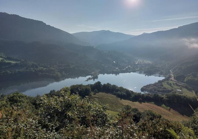 Vistas al embalse de Rioseco durante el primer tramo de ruta