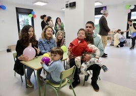 La consejera de Educación, Lydia Espina, inaugura el curso en la escuela infantil de Trevías.