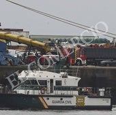 Barrera anticontaminación en el puerto tras derramarse en el mar 1.200 litros de gasoil