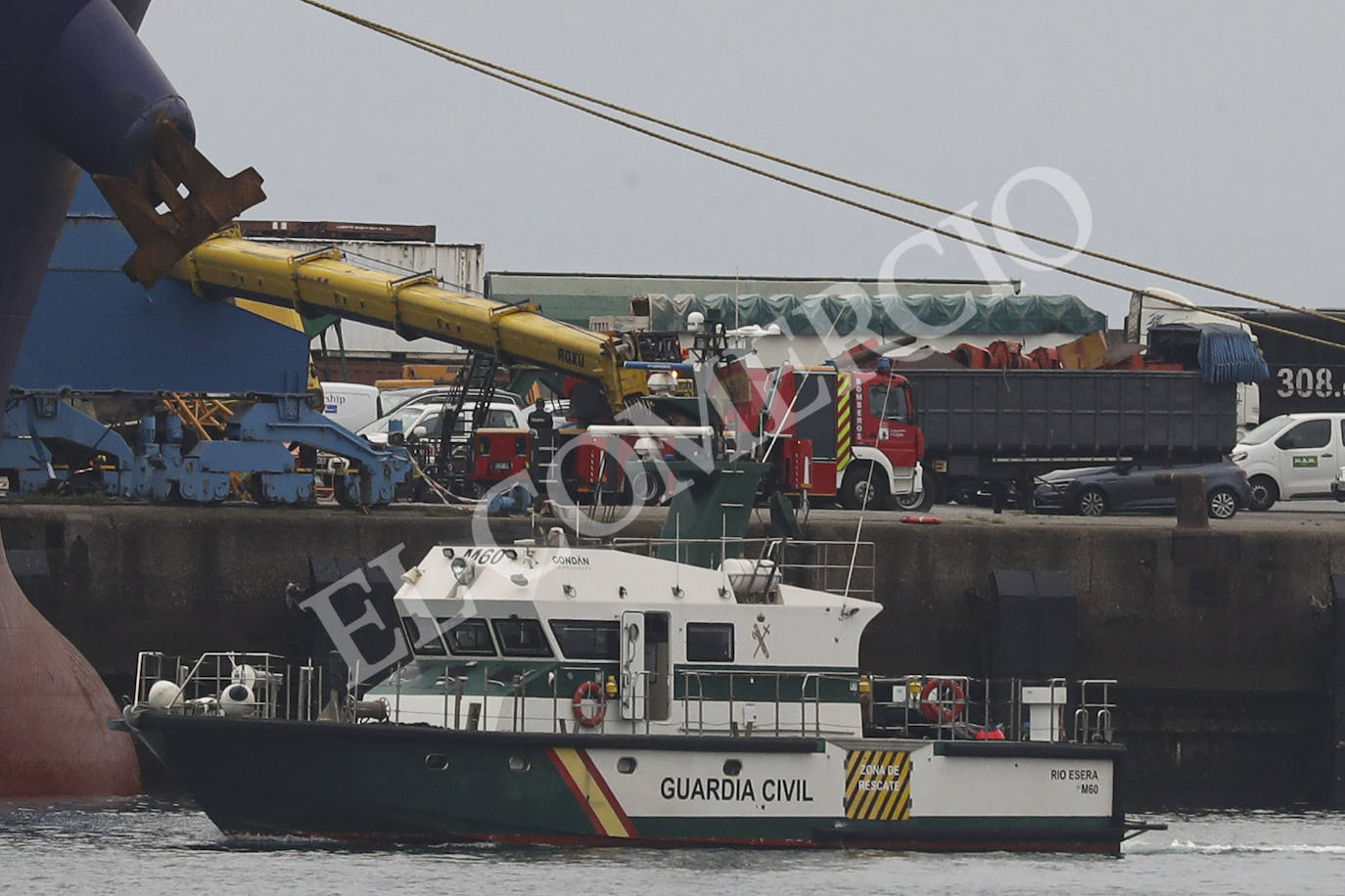 Terrible accidente laboral en El Musel: dos personas fallecidas tras caer al mar dos grúas