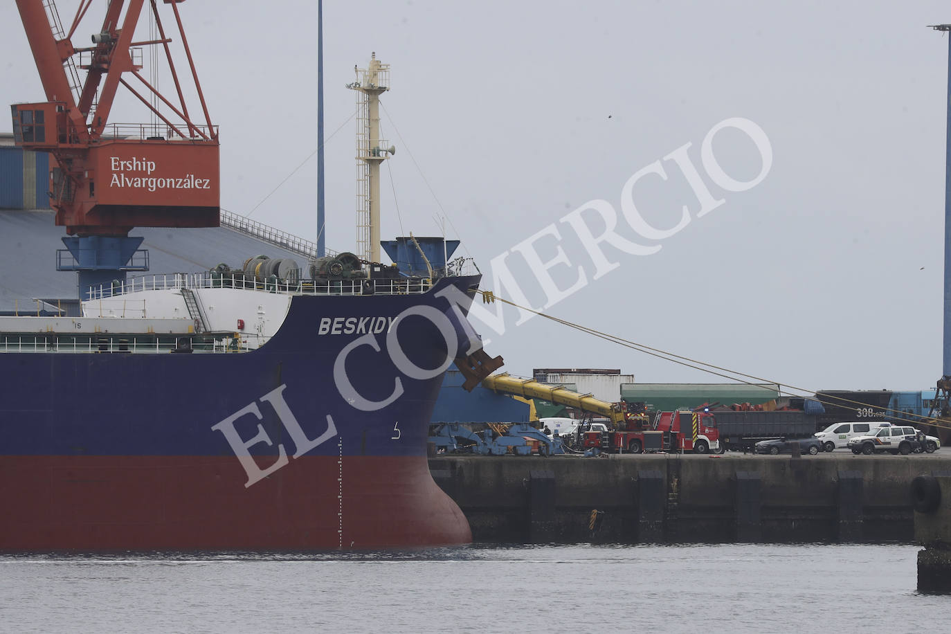 Terrible accidente laboral en El Musel: dos personas fallecidas tras caer al mar dos grúas