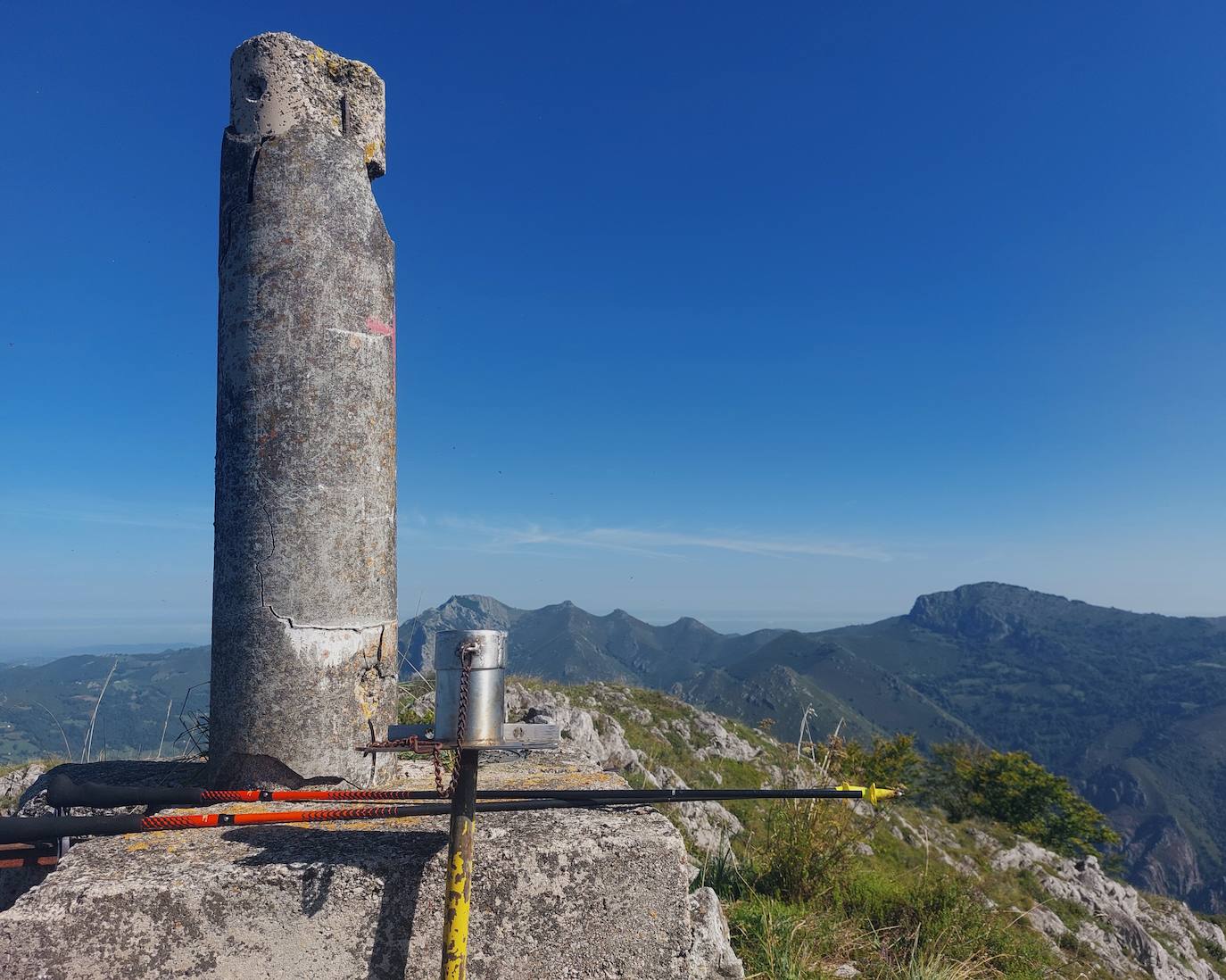 Llegada a la cima del Fueyu, marcada con vértice geodésico y buzón de cumbres