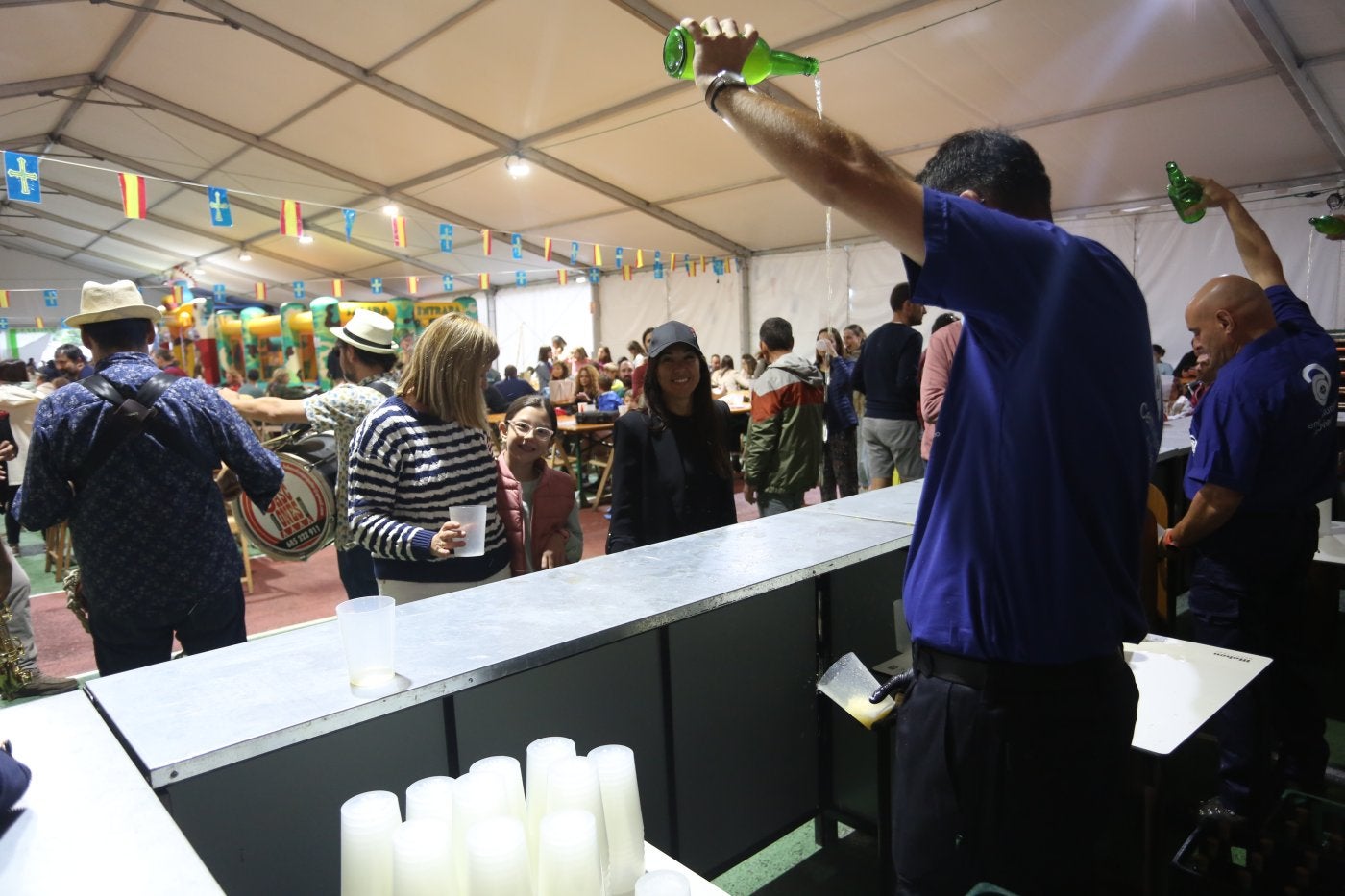 El Centro Asturiano da a probar su propia sidra