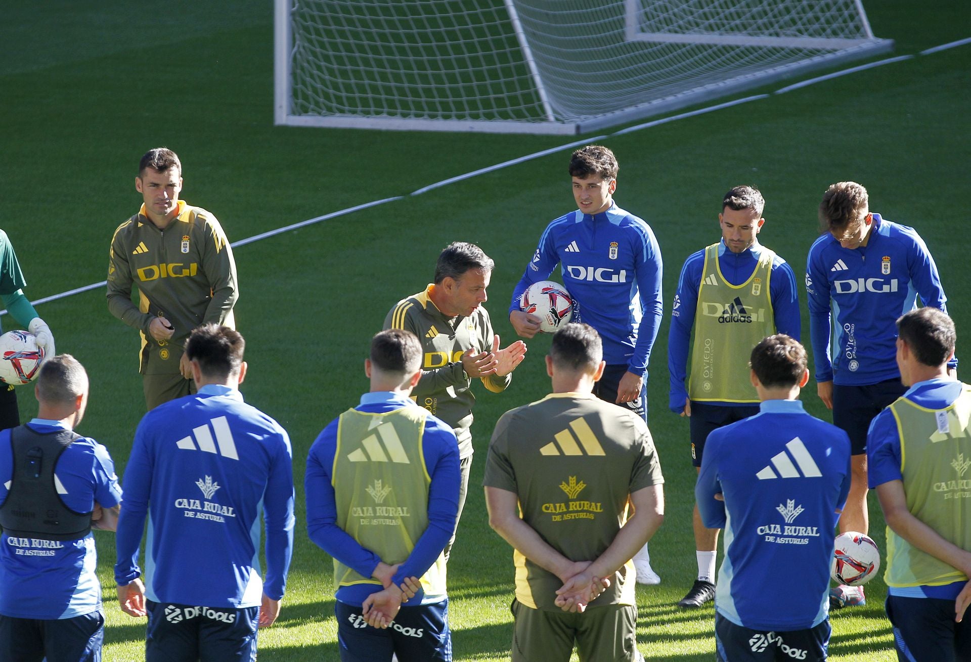 Más de 1.500 seguidores del Oviedo, en el último entrenamiento antes del derbi