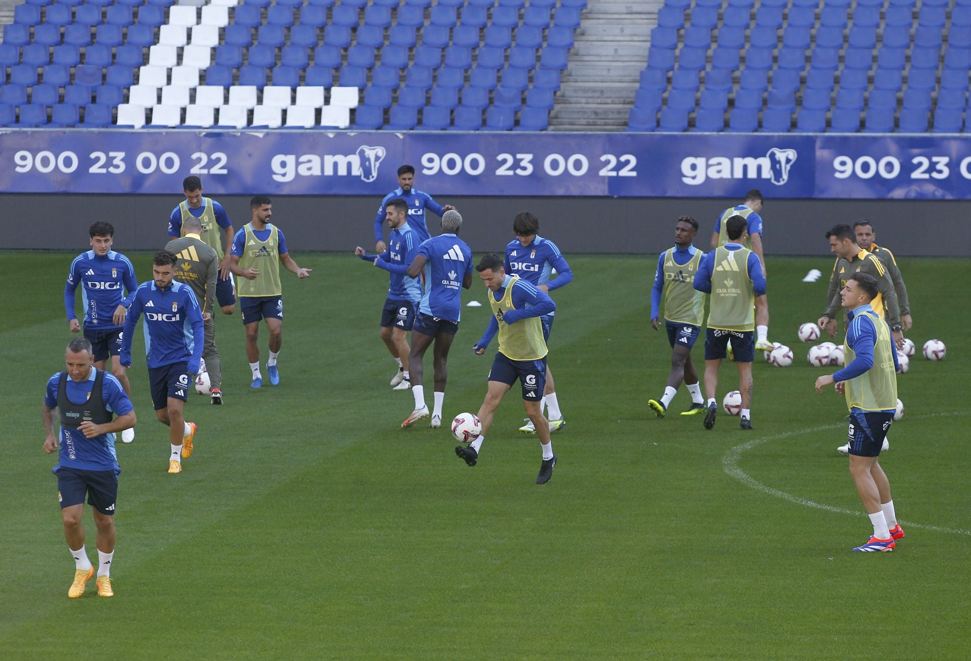 Más de 1.500 seguidores del Oviedo, en el último entrenamiento antes del derbi