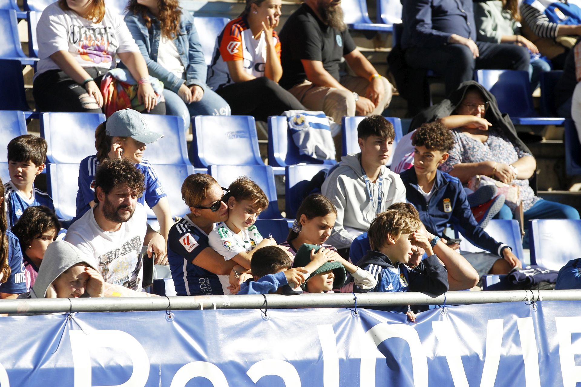 Más de 1.500 seguidores del Oviedo, en el último entrenamiento antes del derbi