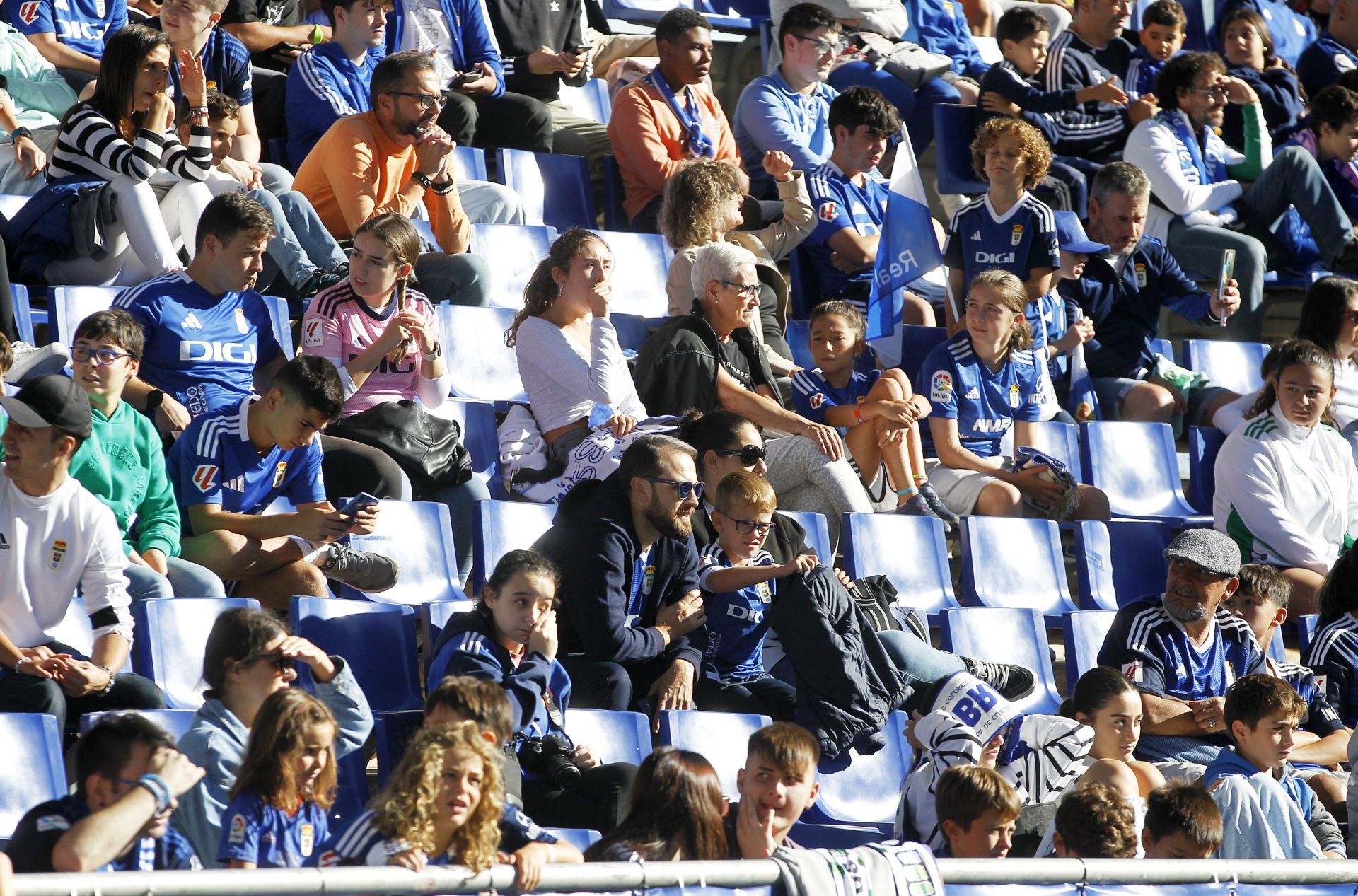 Más de 1.500 seguidores del Oviedo, en el último entrenamiento antes del derbi