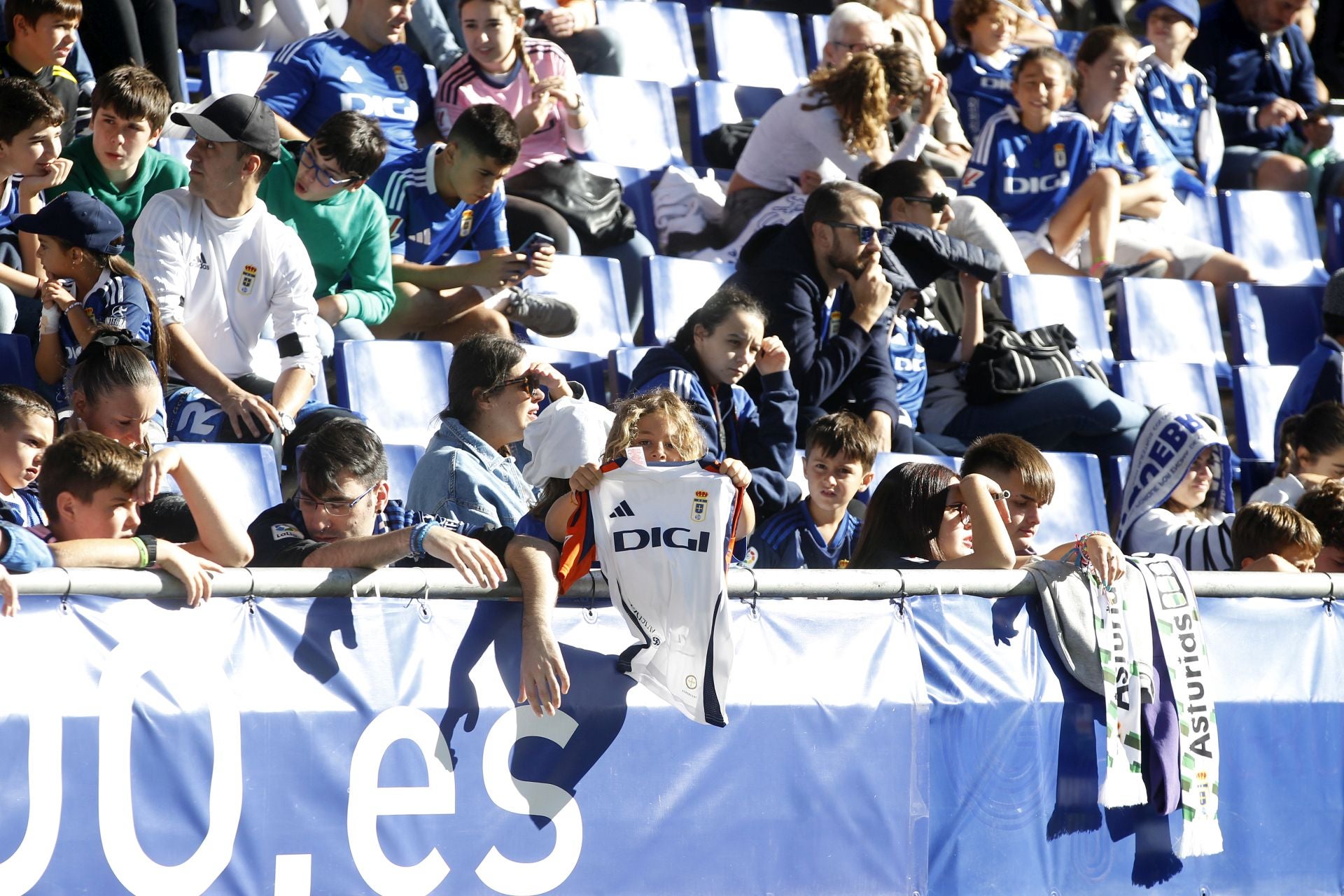 Más de 1.500 seguidores del Oviedo, en el último entrenamiento antes del derbi