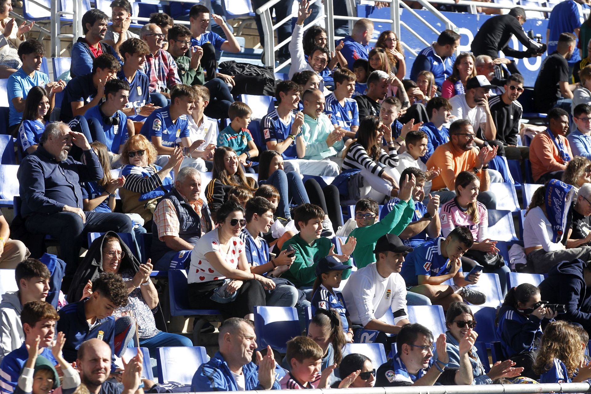 Más de 1.500 seguidores del Oviedo, en el último entrenamiento antes del derbi