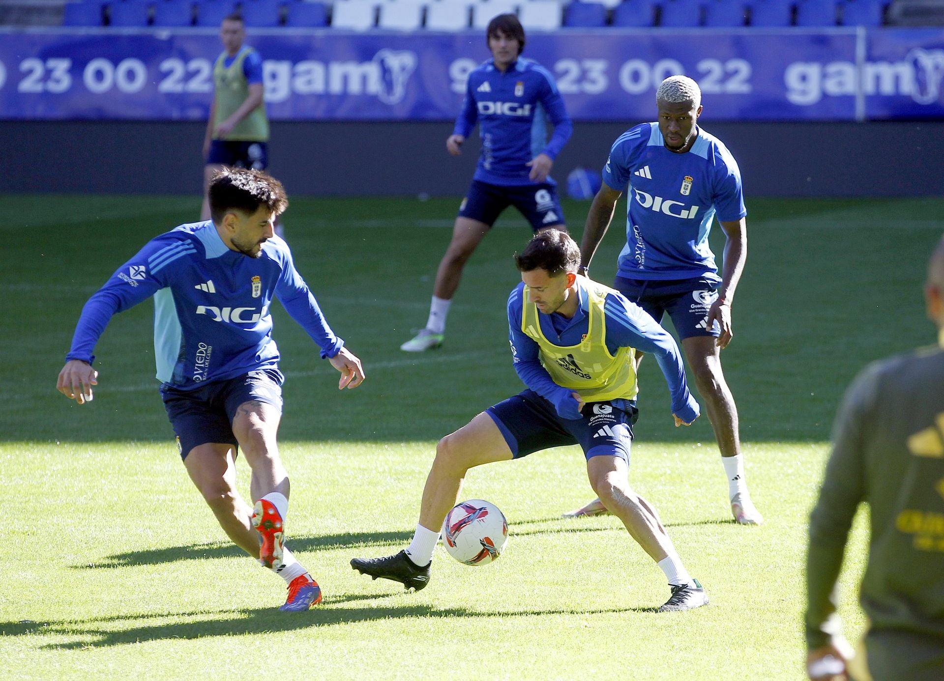 Más de 1.500 seguidores del Oviedo, en el último entrenamiento antes del derbi