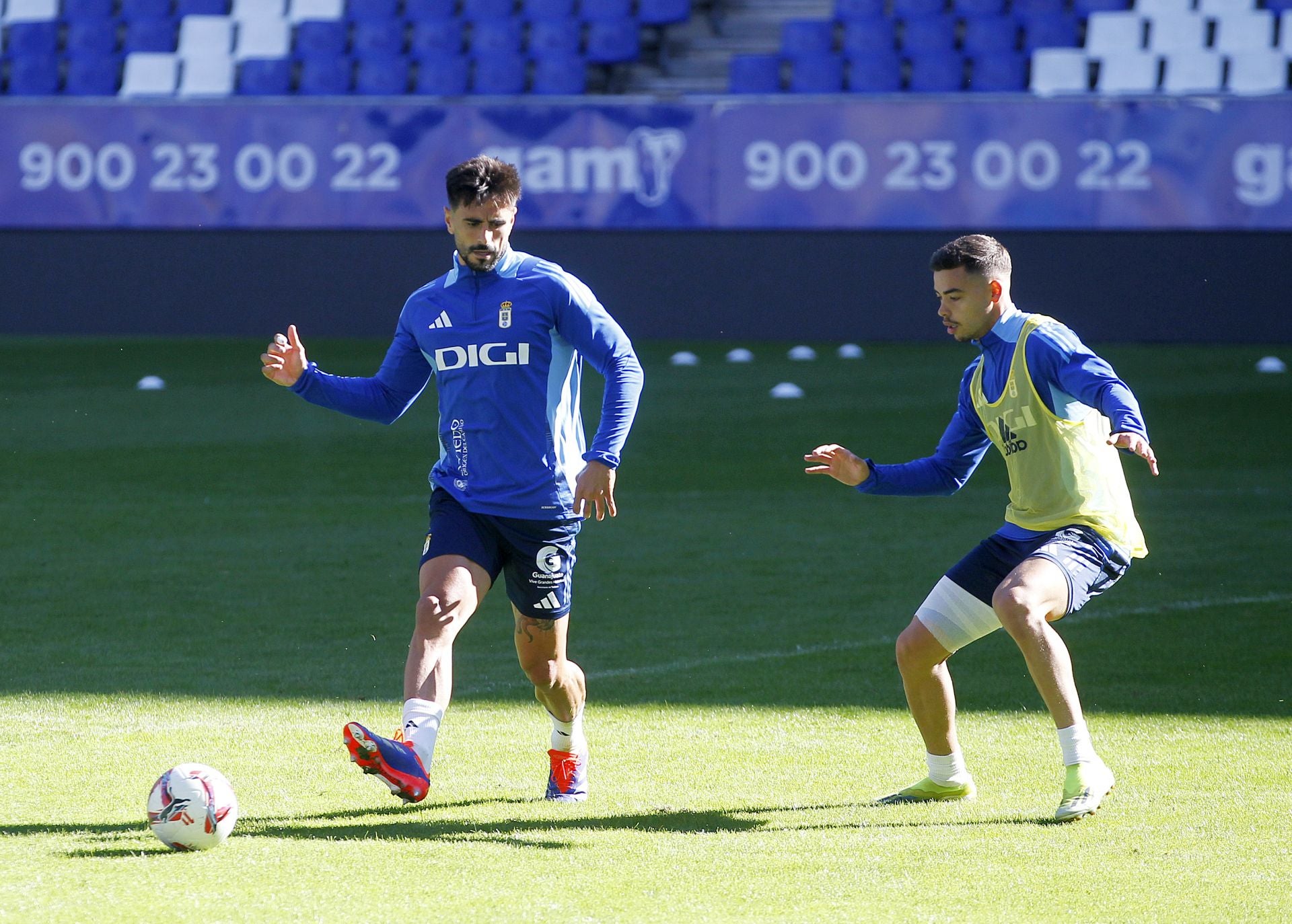 Más de 1.500 seguidores del Oviedo, en el último entrenamiento antes del derbi