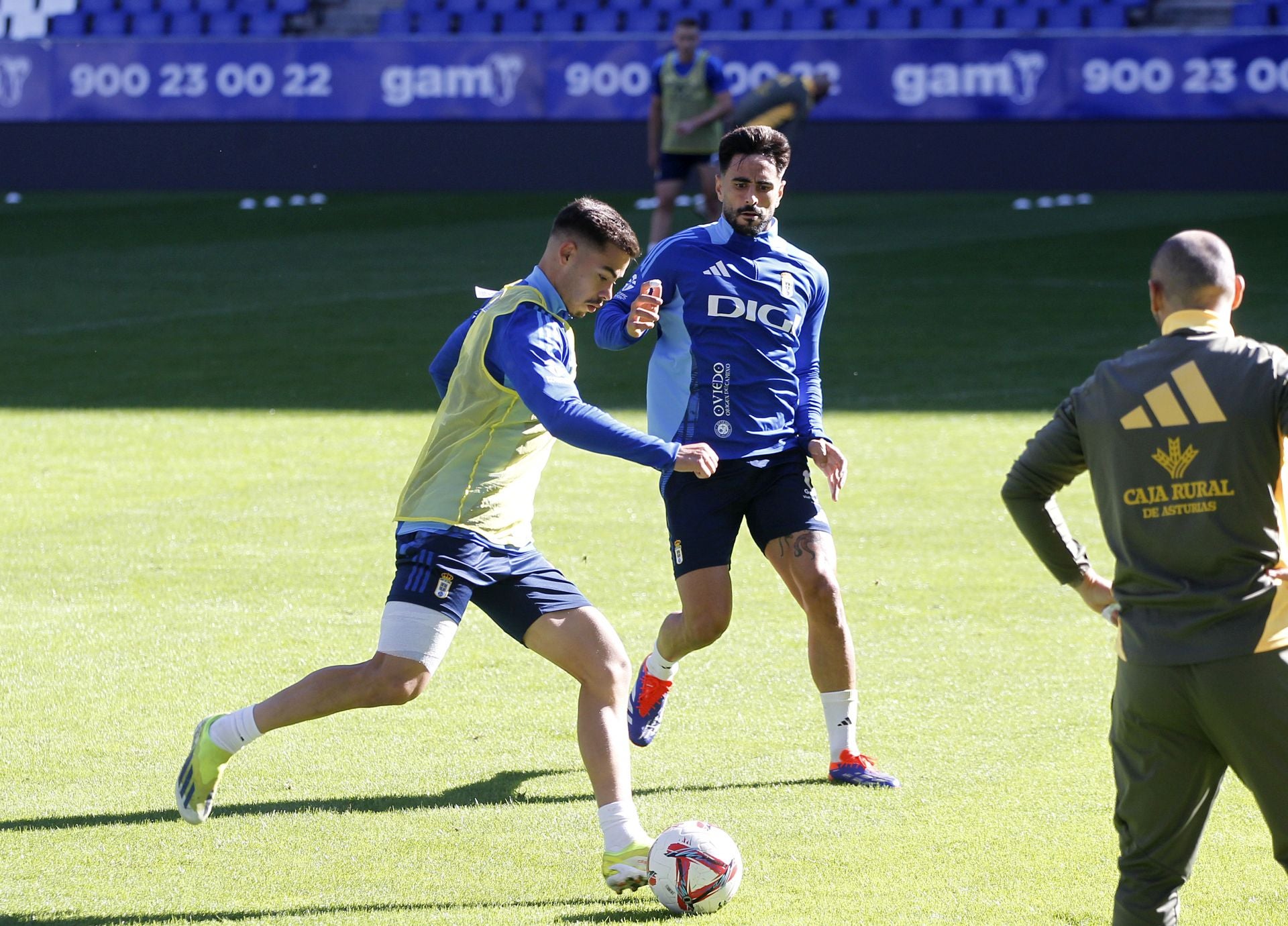 Más de 1.500 seguidores del Oviedo, en el último entrenamiento antes del derbi