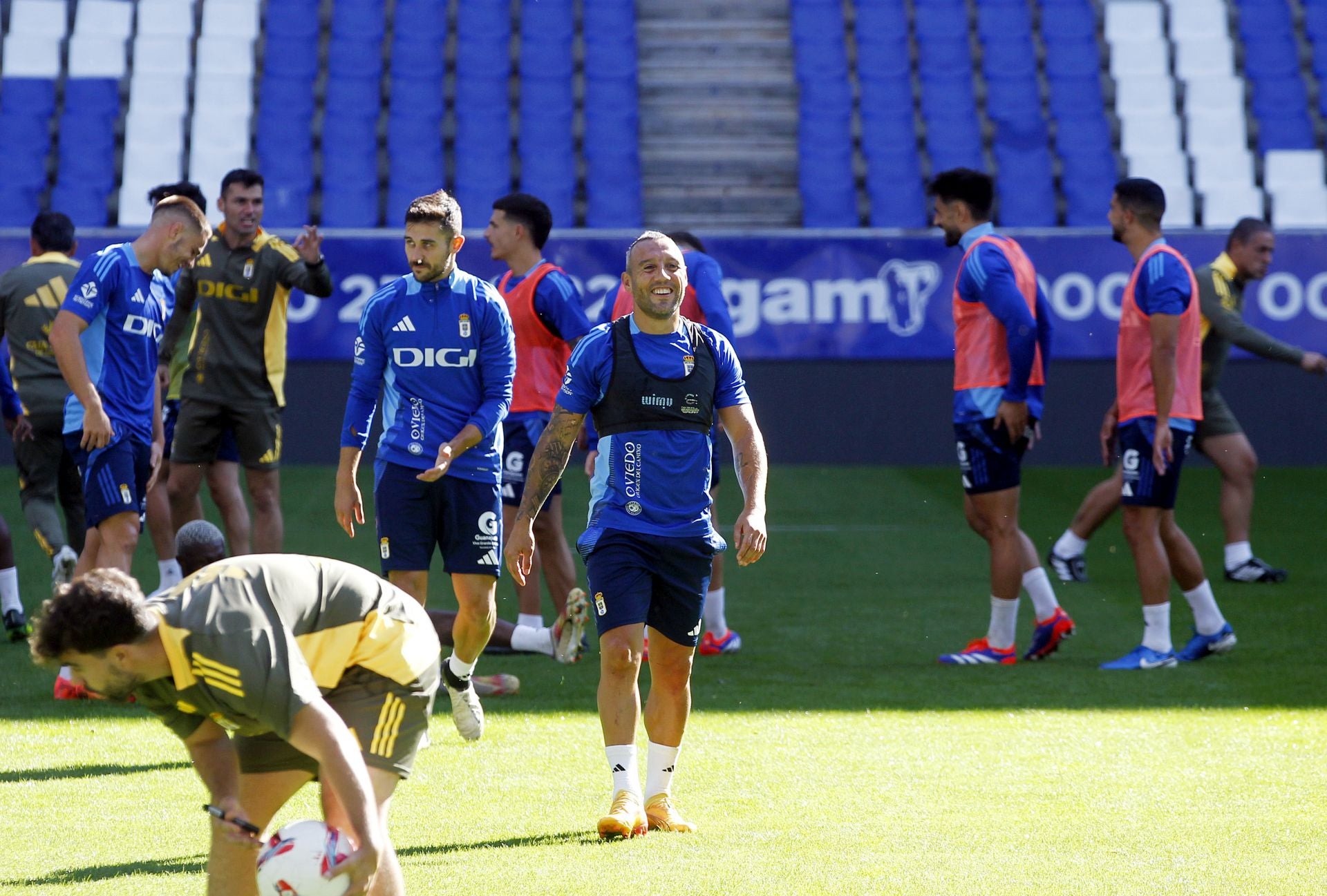 Más de 1.500 seguidores del Oviedo, en el último entrenamiento antes del derbi