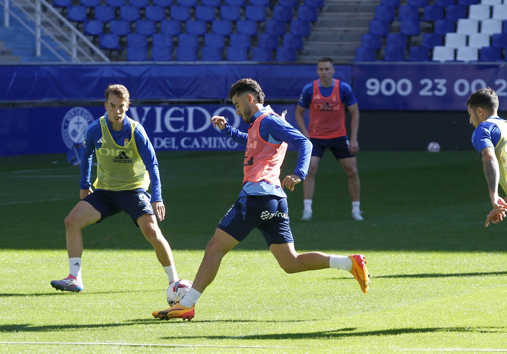 Más de 1.500 seguidores del Oviedo, en el último entrenamiento antes del derbi