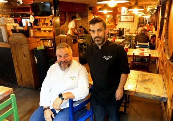 El propietario, Pedro Caramés, con el jefe de cocina, Pedro Almendro.