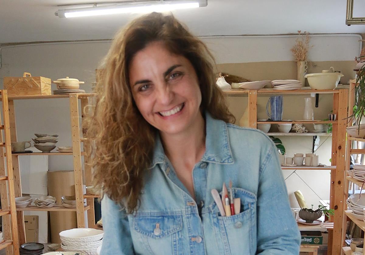 La artista Valle García, en el taller gijonés donde elabora vajillas utilitarias completas.