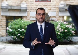 Adrián Barbón, durante la grabación del mensaje institucional del presidente del Principado por el Día de Asturias, en la Universidad Laboral.