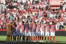 El Sporting y el Real Oviedo guardaron minuto de silencio en recuerdo a los dos fallecidos en el accidente en El Musel.