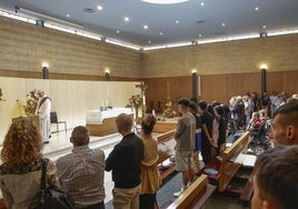 Acto de despedida del joven César Méndez Pernía en un abarrotado tanatorio de Cabueñes.