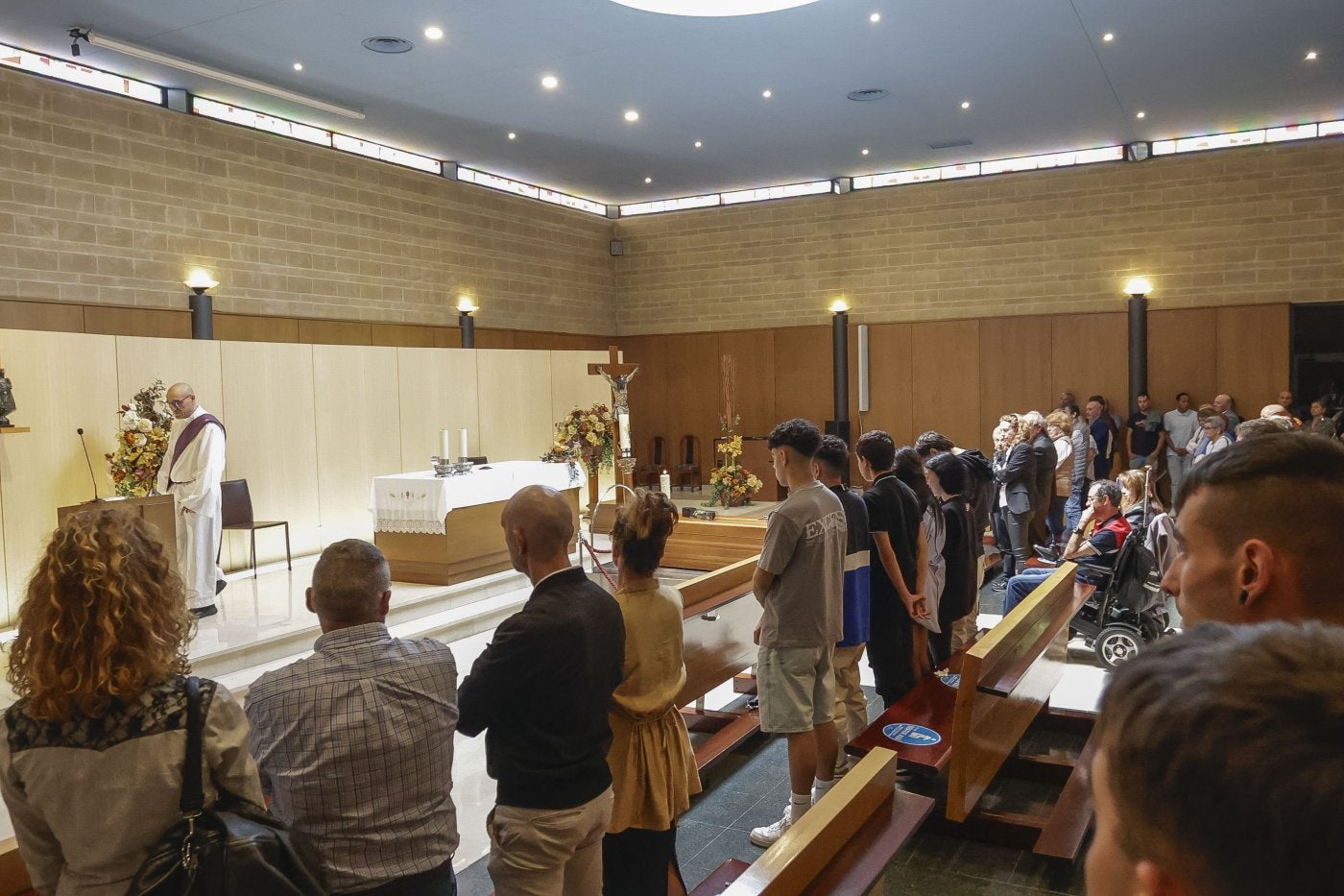 Acto de despedida del joven César Méndez Pernía en un abarrotado tanatorio de Cabueñes.