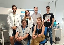 Parte del equipo de Idonial, en las instalaciones de Gijón. Por la izquierda: David Rodríguez, Lucía Celada, Manuel Alejandro Fernández y David Santos. Sentados, Mario López y Estela Montes.