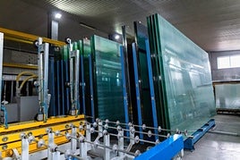 Imagen de una línea de construcción de vidrio plano como la que funciona en Avilés.