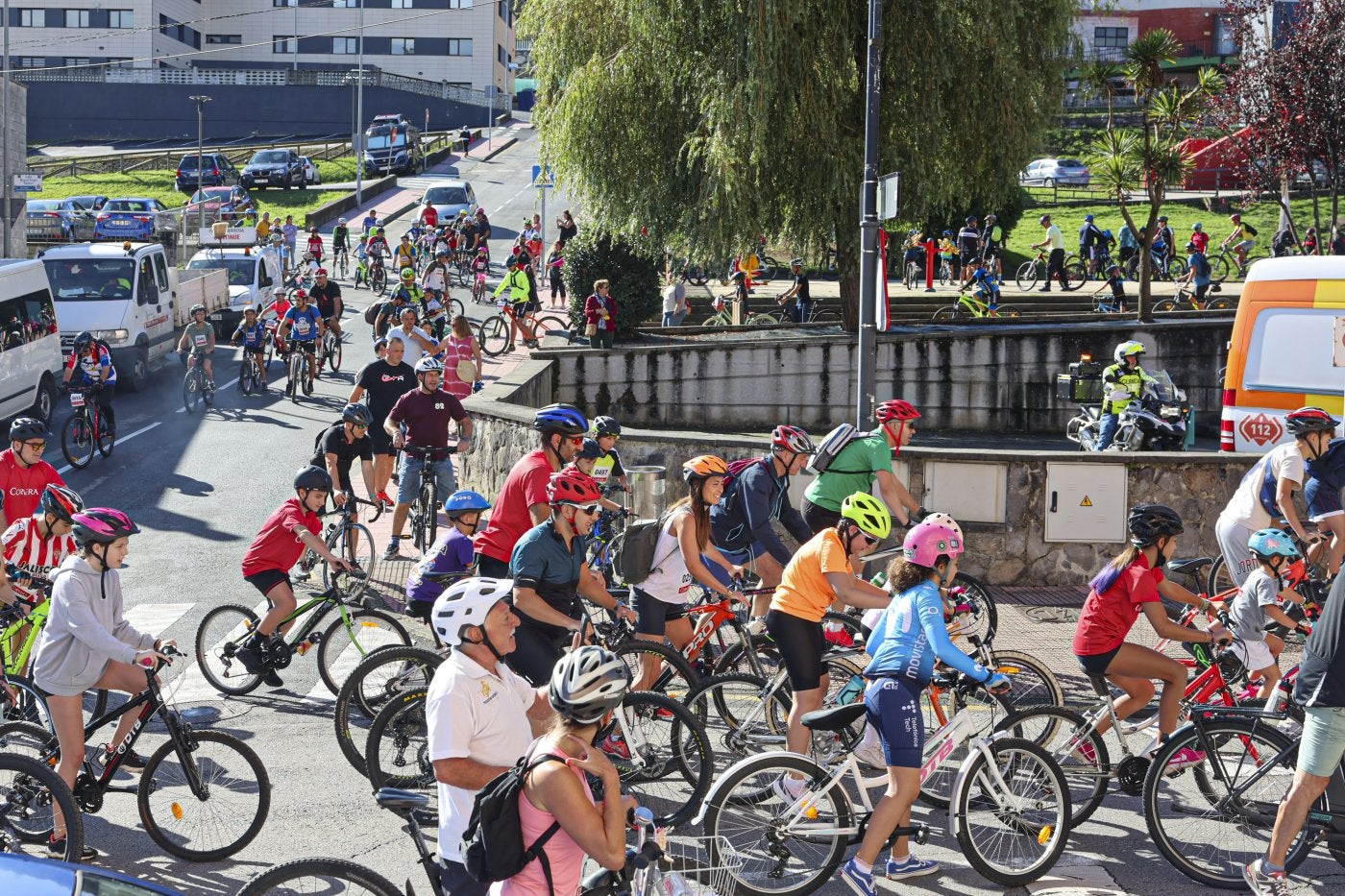 Más de medio millar de personas se subieron a la bici para participar en la marcha cicloturista.