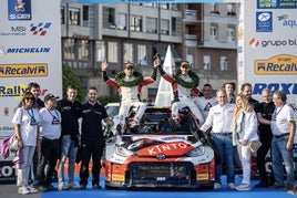 Alejandro Cachón y Borja Rozada festejan junto a su equipo, en el podio de Oviedo, el triunfo en el Princesa de Asturias.