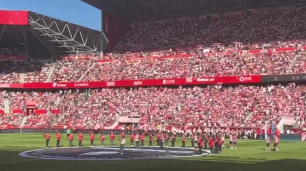 El emocionante momento en el que Enol canta 'Es mi Gijón' en El Molinón