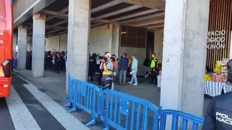 Identifican a dos aficionados del Sporting por lanzar objetos antes del derbi asturiano