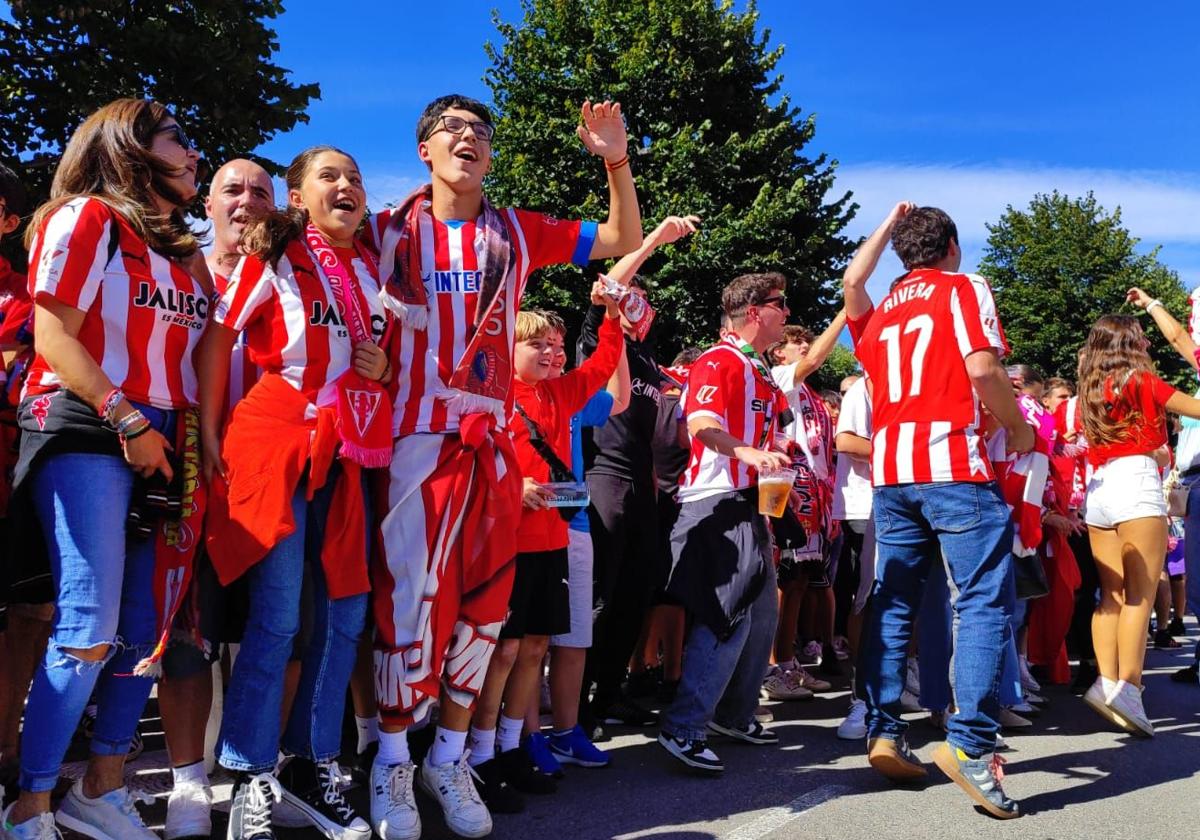 Ambientazo en Gijón antes del derbi asturiano