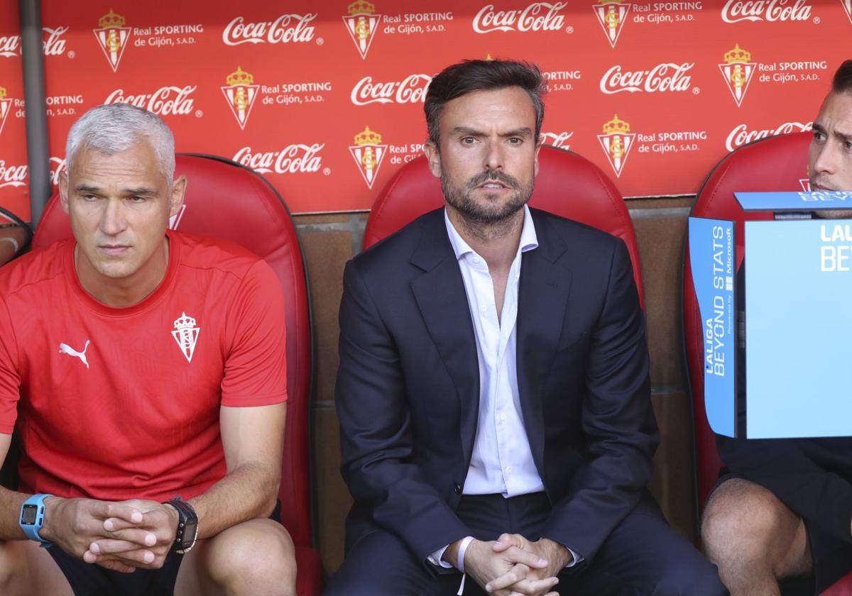 Rubén Albés, en el banquillo del Sporting.