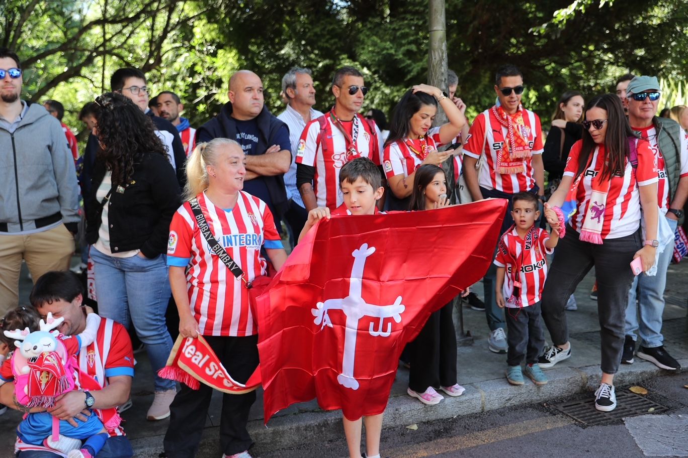 Ambientazo en Gijón antes del derbi asturiano