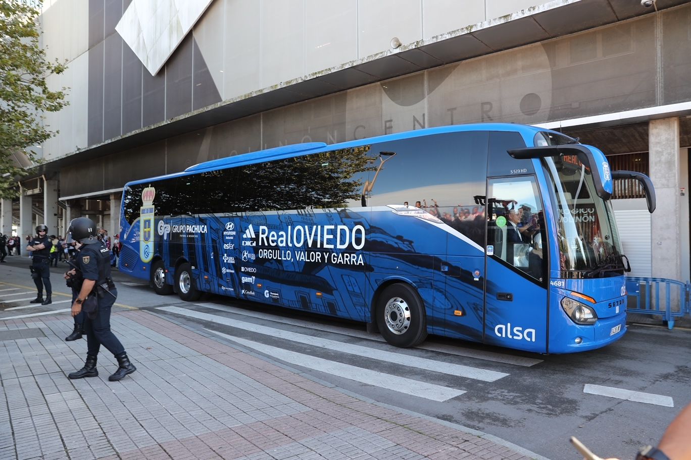 Ambientazo en Gijón antes del derbi asturiano