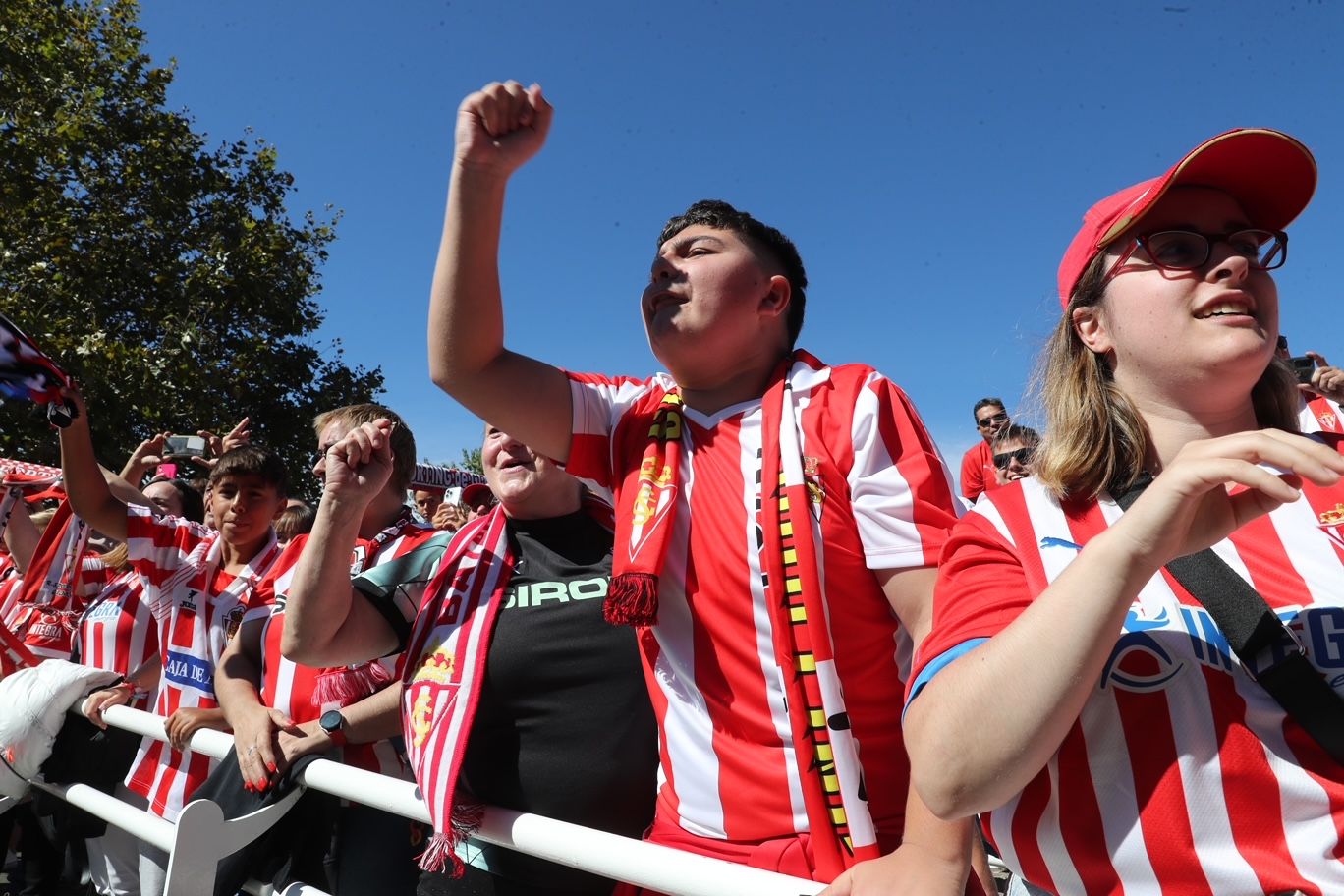 Ambientazo en Gijón antes del derbi asturiano