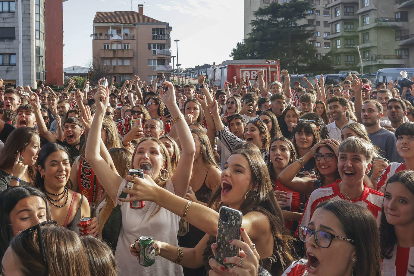 Gijón enloquece con el Sporting en el derbi asturiano