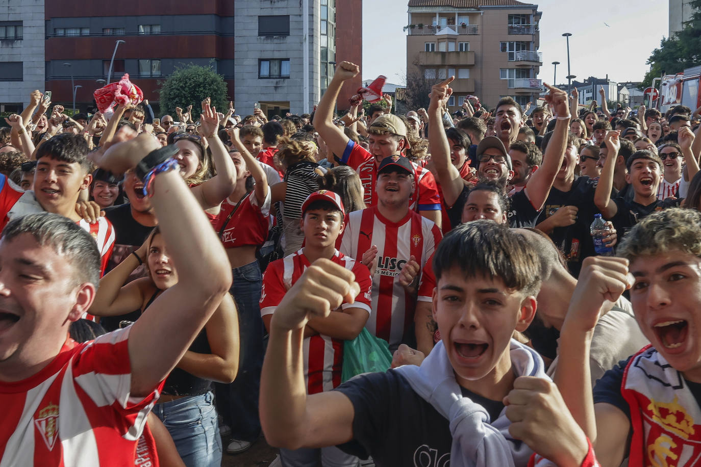 Gijón enloquece con el Sporting en el derbi asturiano