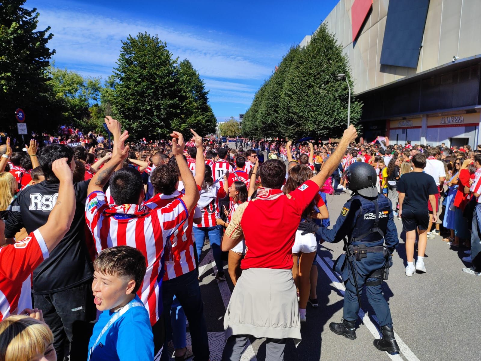 Ambientazo en Gijón antes del derbi asturiano