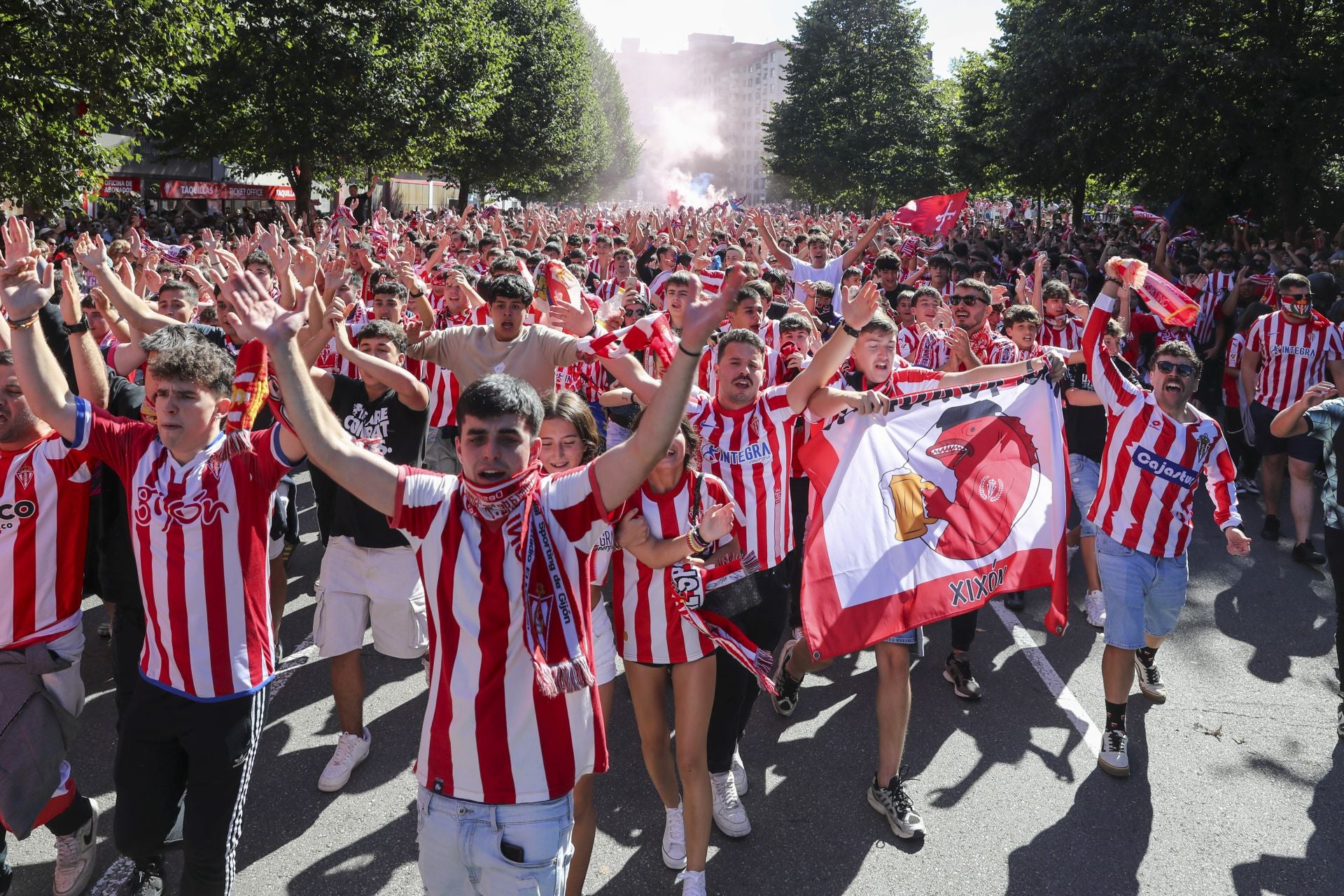 Numeroso público como ocurre en todos los derbis acudió a recibir al equipo al entorno de El Molinón.