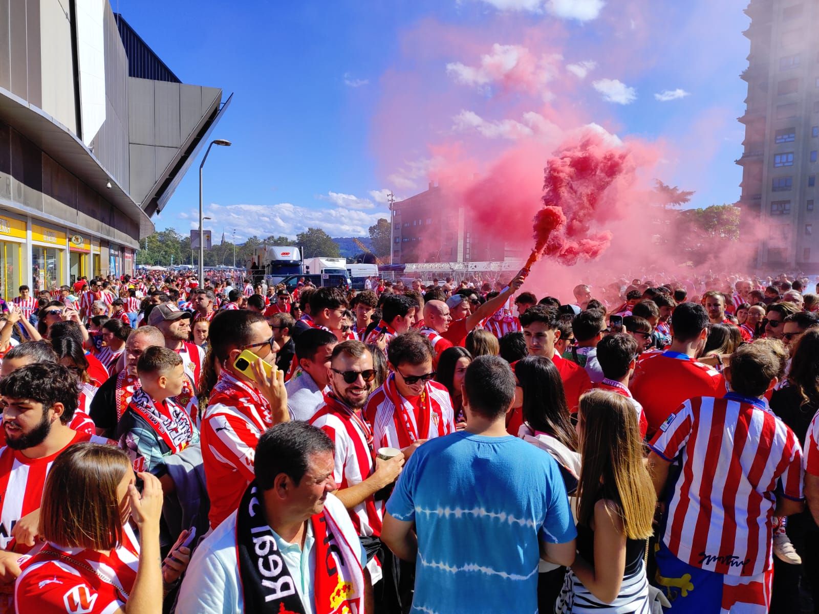 Ambientazo en Gijón antes del derbi asturiano