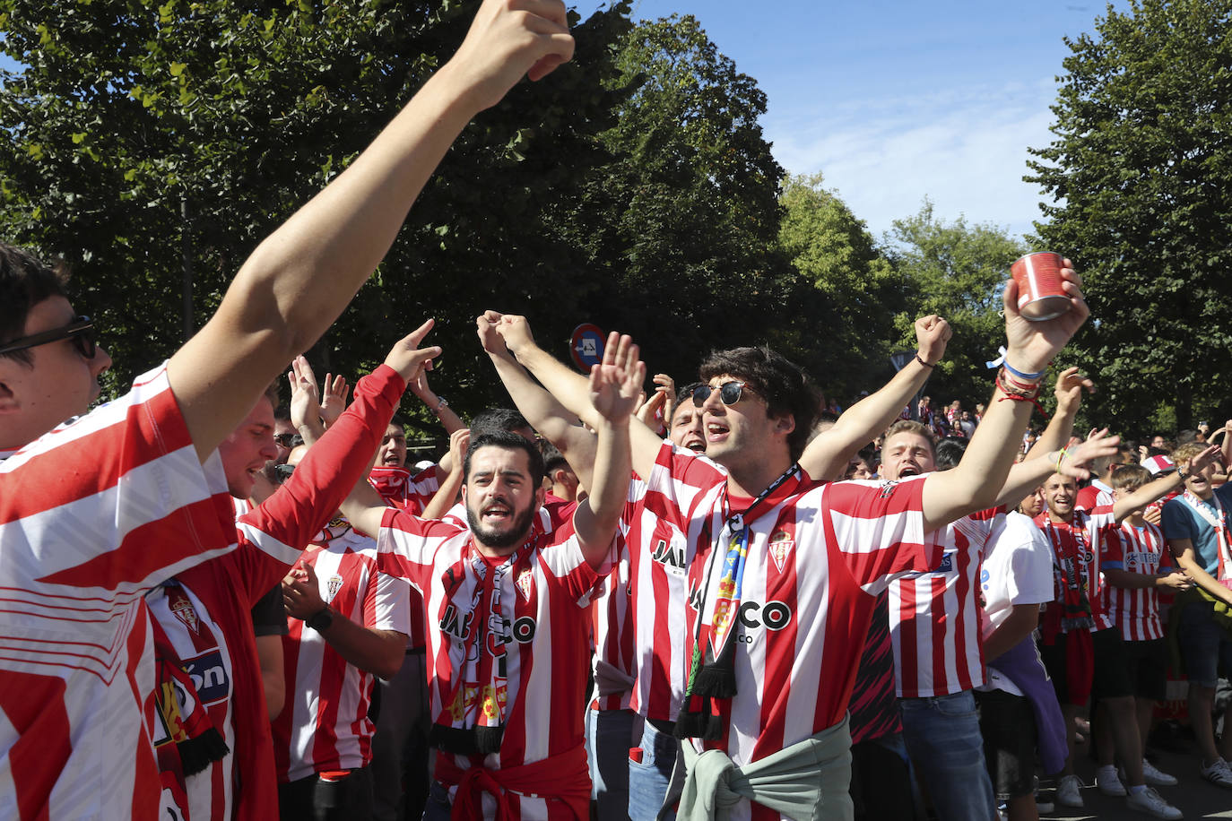 El cielo de Gijón se tiñe de rojo en el recibimiento del Sporting