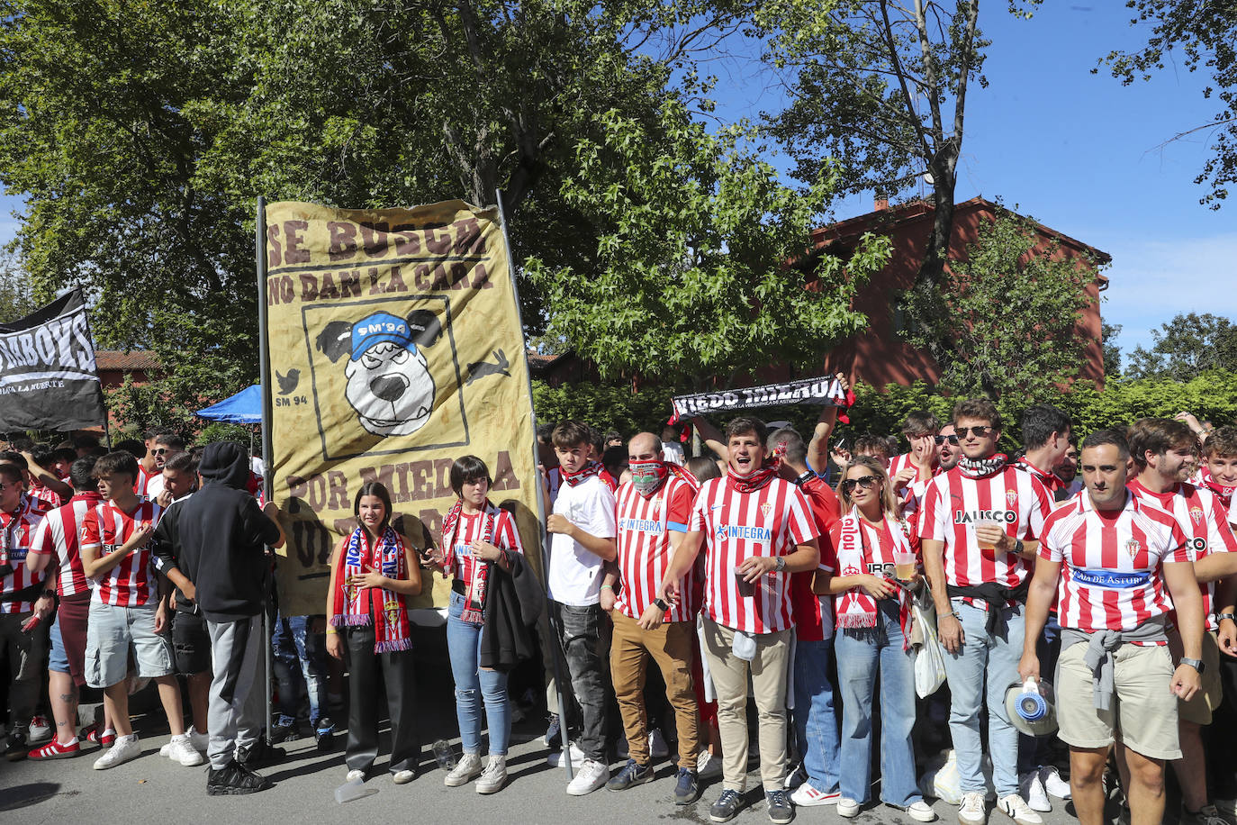 El cielo de Gijón se tiñe de rojo en el recibimiento del Sporting