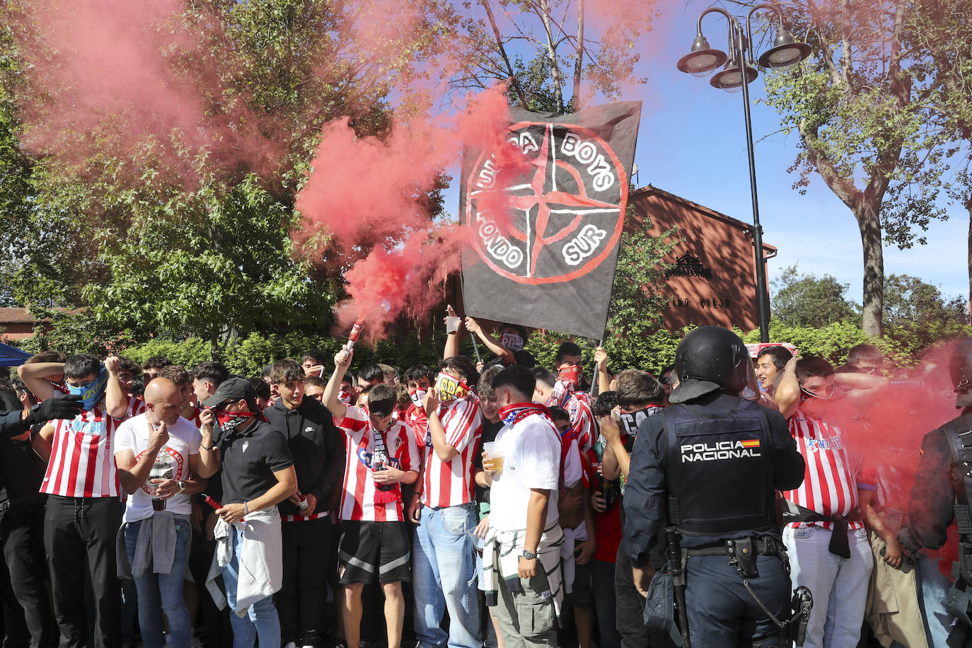 El cielo de Gijón se tiñe de rojo en el recibimiento del Sporting