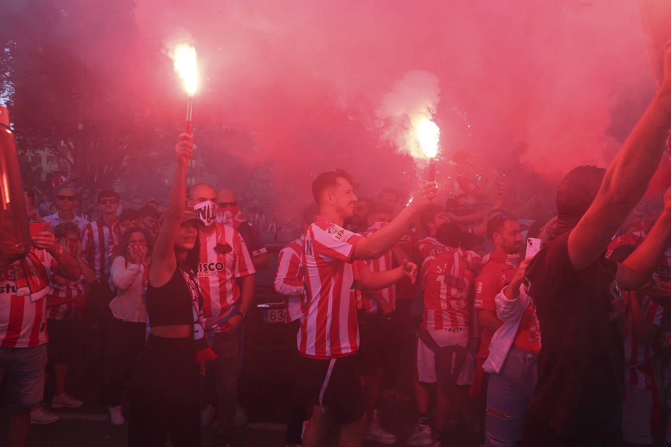 El cielo de Gijón se tiñe de rojo en el recibimiento del Sporting