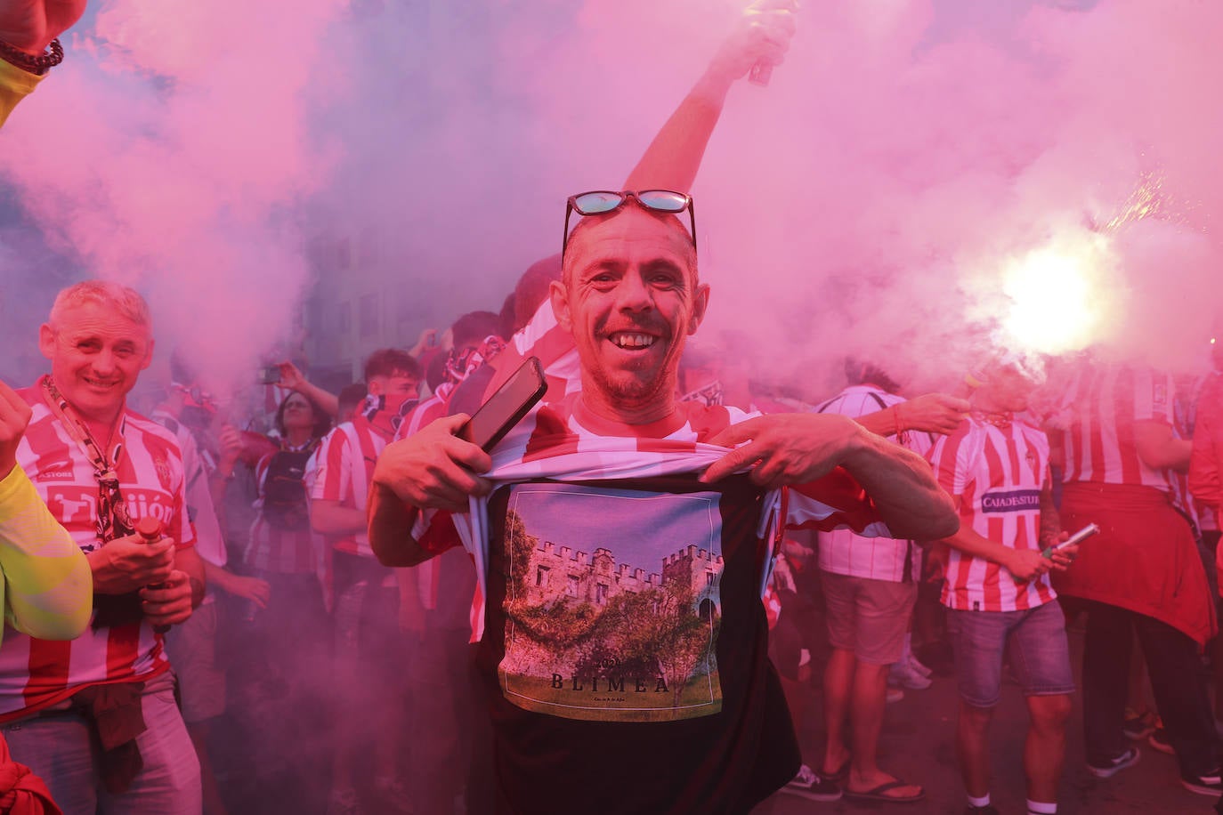 El cielo de Gijón se tiñe de rojo en el recibimiento del Sporting