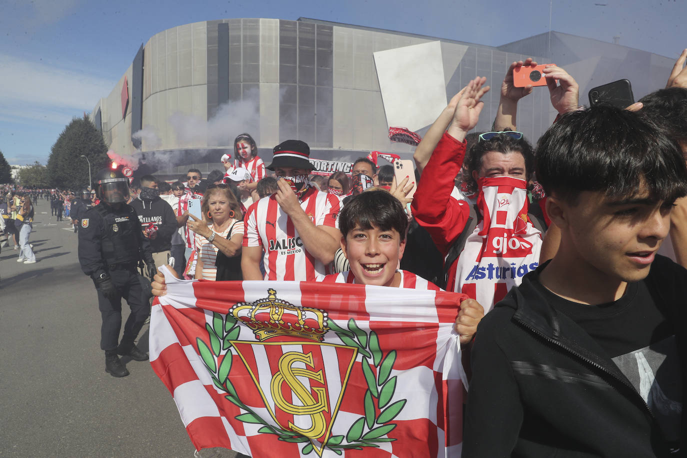 El cielo de Gijón se tiñe de rojo en el recibimiento del Sporting