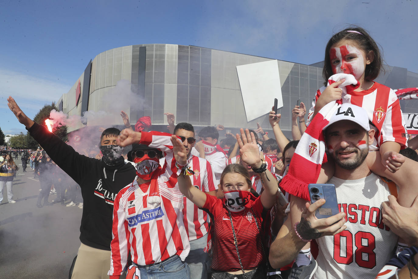 El cielo de Gijón se tiñe de rojo en el recibimiento del Sporting