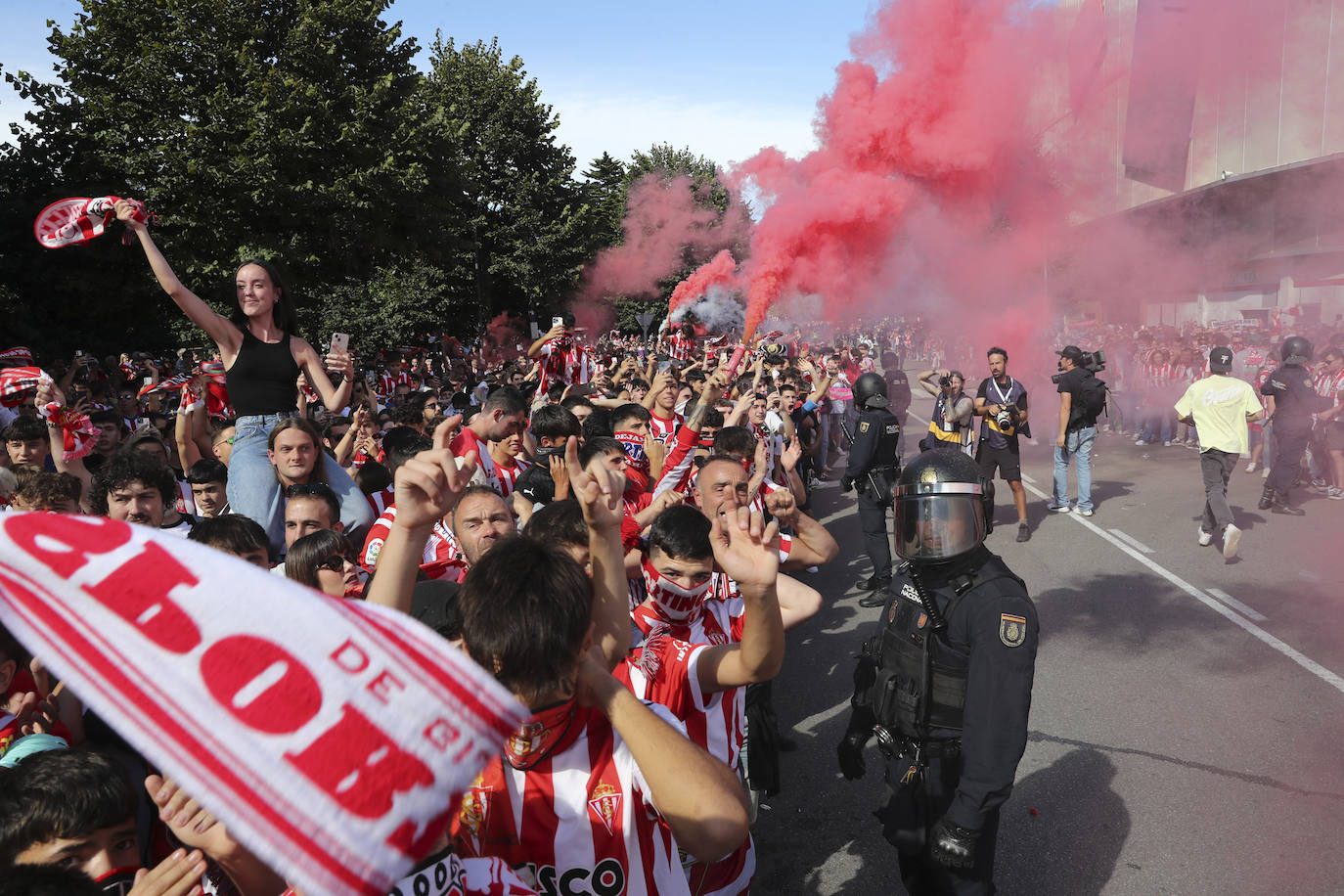 El cielo de Gijón se tiñe de rojo en el recibimiento del Sporting