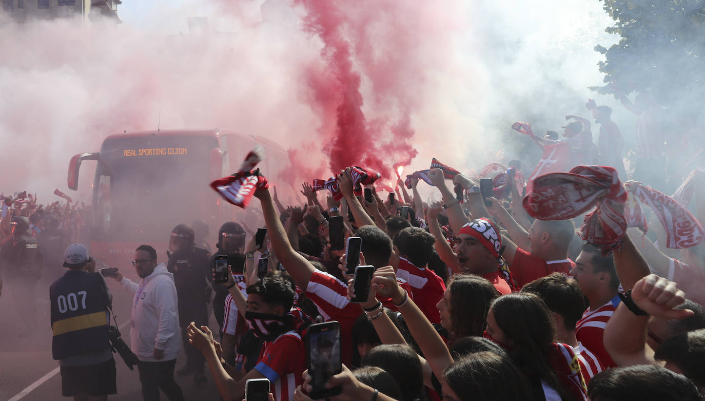 El cielo de Gijón se tiñe de rojo en el recibimiento del Sporting